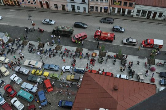 samochody i motocykle i ich kierowcy biorący udział w zlocie samochodowym