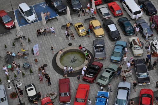 samochody i motocykle i ich kierowcy biorący udział w zlocie samochodowym