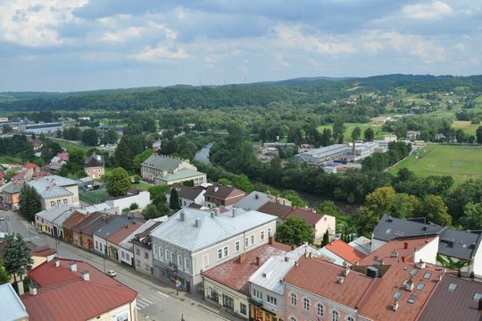 samochody i motocykle i ich kierowcy biorący udział w zlocie samochodowym