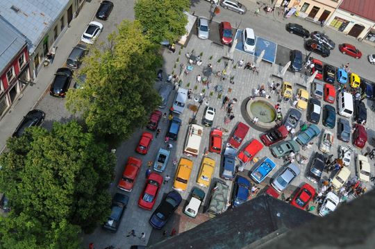 samochody i motocykle i ich kierowcy biorący udział w zlocie samochodowym