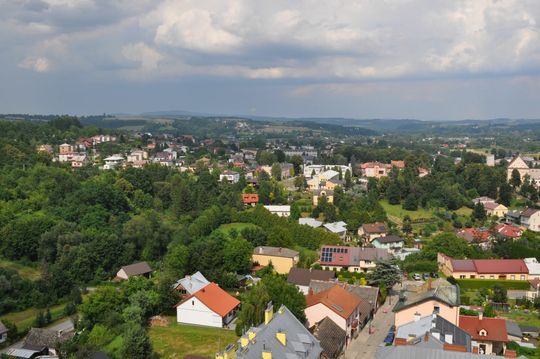 samochody i motocykle i ich kierowcy biorący udział w zlocie samochodowym