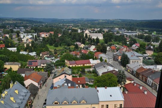 samochody i motocykle i ich kierowcy biorący udział w zlocie samochodowym