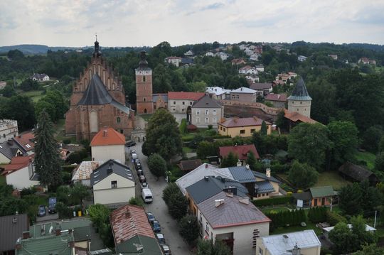 samochody i motocykle i ich kierowcy biorący udział w zlocie samochodowym