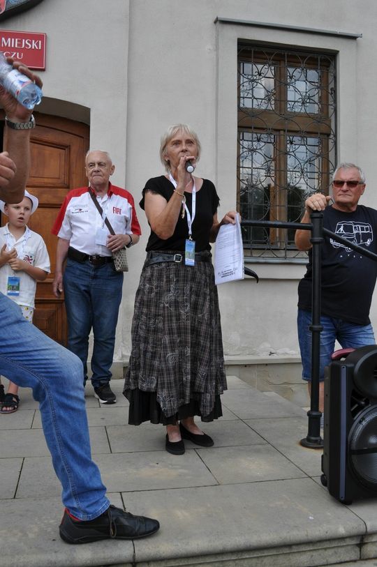 samochody i motocykle i ich kierowcy biorący udział w zlocie samochodowym