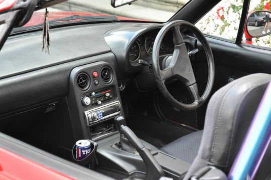 samochody i motocykle i ich kierowcy biorący udział w zlocie samochodowym