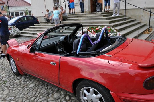 samochody i motocykle i ich kierowcy biorący udział w zlocie samochodowym