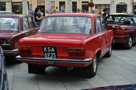 samochody i motocykle i ich kierowcy biorący udział w zlocie samochodowym