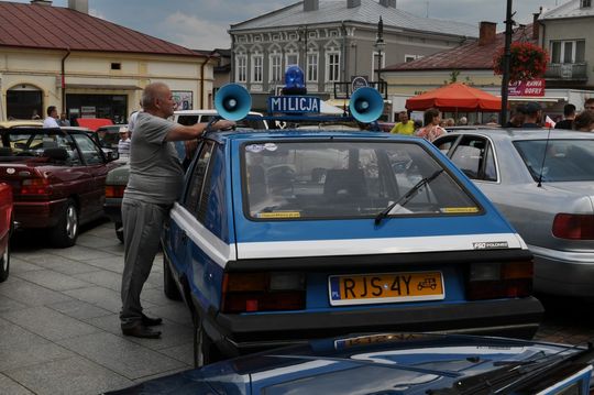 samochody i motocykle i ich kierowcy biorący udział w zlocie samochodowym