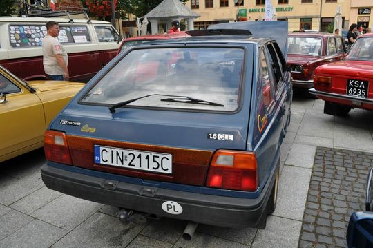 samochody i motocykle i ich kierowcy biorący udział w zlocie samochodowym