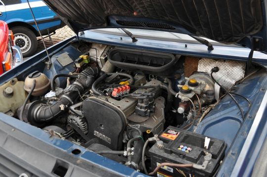 samochody i motocykle i ich kierowcy biorący udział w zlocie samochodowym