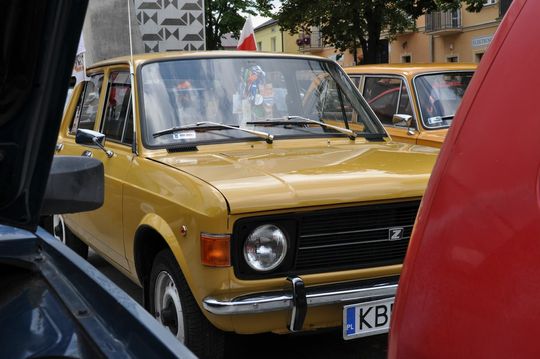 samochody i motocykle i ich kierowcy biorący udział w zlocie samochodowym