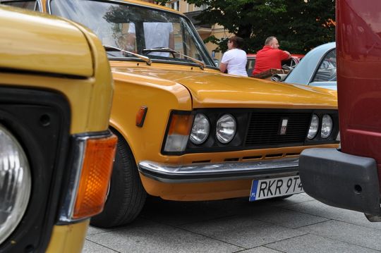 samochody i motocykle i ich kierowcy biorący udział w zlocie samochodowym