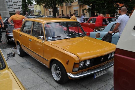 samochody i motocykle i ich kierowcy biorący udział w zlocie samochodowym