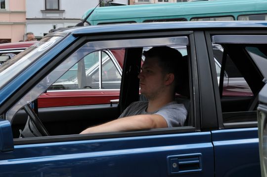 samochody i motocykle i ich kierowcy biorący udział w zlocie samochodowym