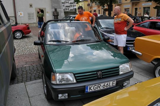 samochody i motocykle i ich kierowcy biorący udział w zlocie samochodowym