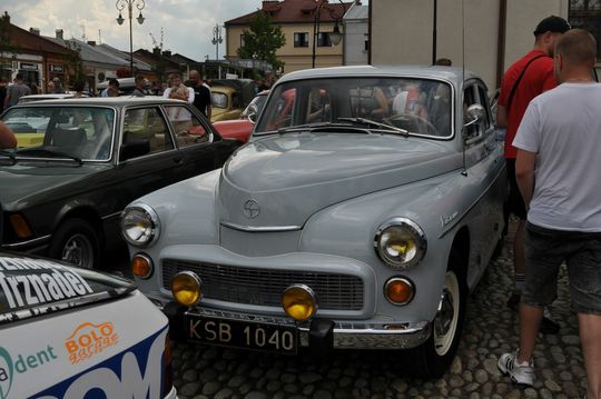 samochody i motocykle i ich kierowcy biorący udział w zlocie samochodowym