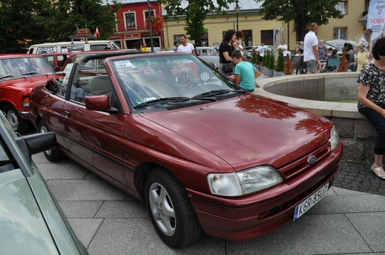samochody i motocykle i ich kierowcy biorący udział w zlocie samochodowym