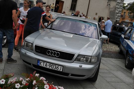 samochody i motocykle i ich kierowcy biorący udział w zlocie samochodowym