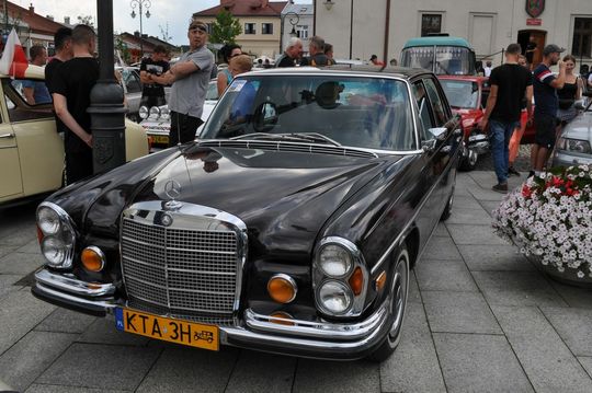 samochody i motocykle i ich kierowcy biorący udział w zlocie samochodowym