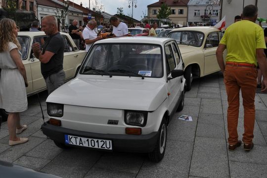 samochody i motocykle i ich kierowcy biorący udział w zlocie samochodowym