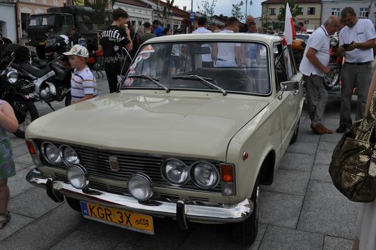 samochody i motocykle i ich kierowcy biorący udział w zlocie samochodowym