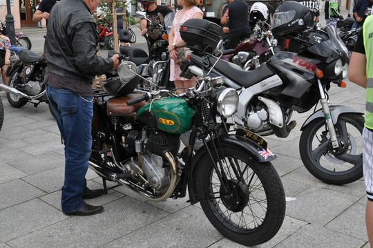 samochody i motocykle i ich kierowcy biorący udział w zlocie samochodowym