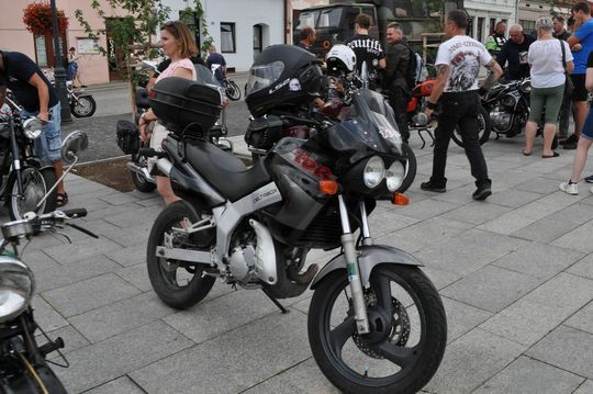 samochody i motocykle i ich kierowcy biorący udział w zlocie samochodowym