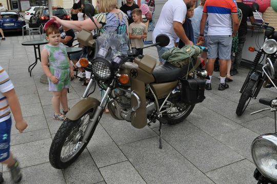 samochody i motocykle i ich kierowcy biorący udział w zlocie samochodowym