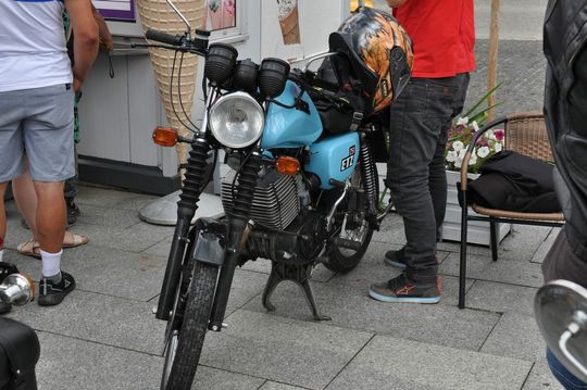 samochody i motocykle i ich kierowcy biorący udział w zlocie samochodowym