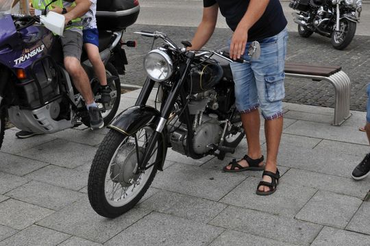 samochody i motocykle i ich kierowcy biorący udział w zlocie samochodowym