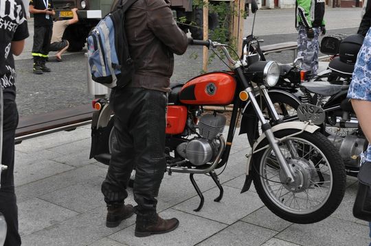 samochody i motocykle i ich kierowcy biorący udział w zlocie samochodowym