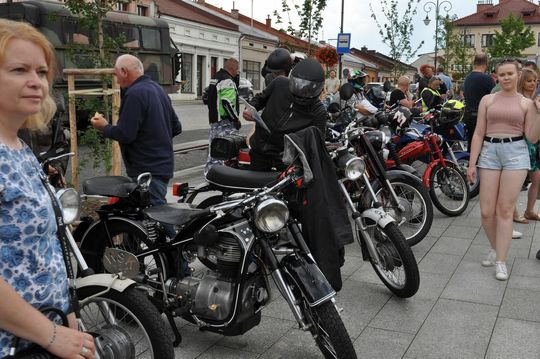 samochody i motocykle i ich kierowcy biorący udział w zlocie samochodowym