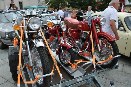 samochody i motocykle i ich kierowcy biorący udział w zlocie samochodowym