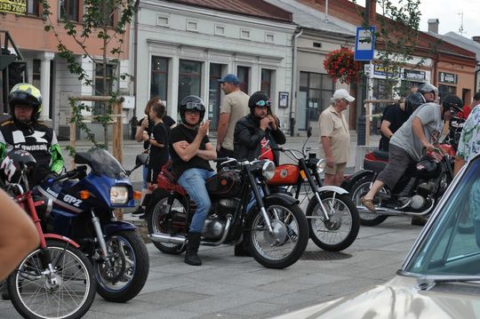 samochody i motocykle i ich kierowcy biorący udział w zlocie samochodowym