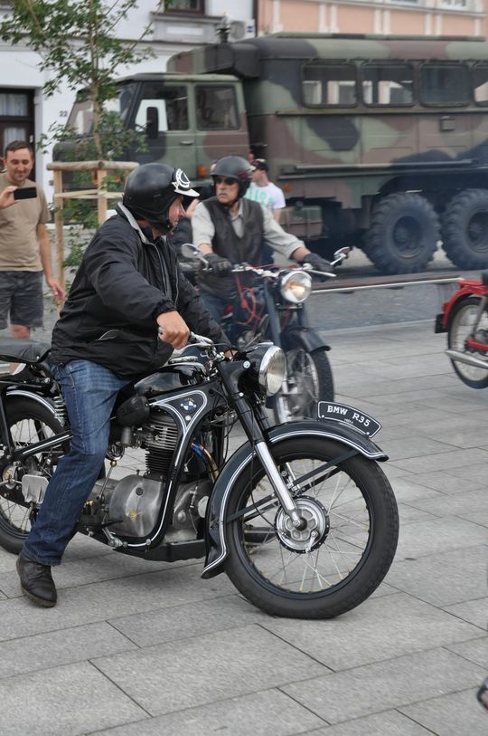 samochody i motocykle i ich kierowcy biorący udział w zlocie samochodowym