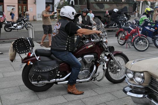 samochody i motocykle i ich kierowcy biorący udział w zlocie samochodowym