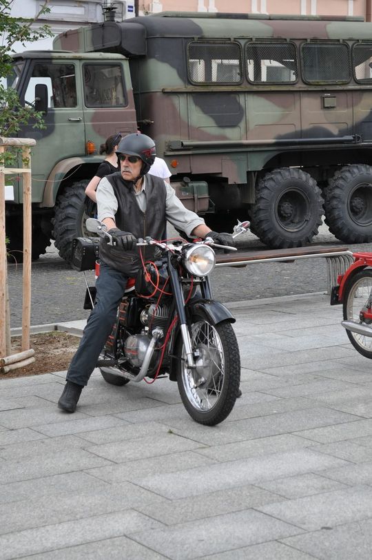 samochody i motocykle i ich kierowcy biorący udział w zlocie samochodowym