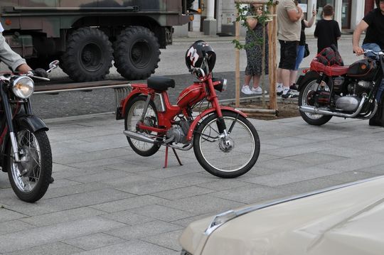 samochody i motocykle i ich kierowcy biorący udział w zlocie samochodowym