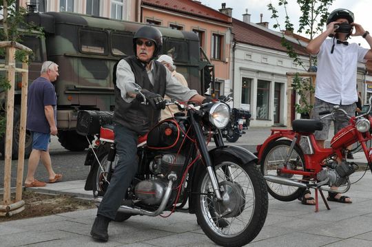 samochody i motocykle i ich kierowcy biorący udział w zlocie samochodowym