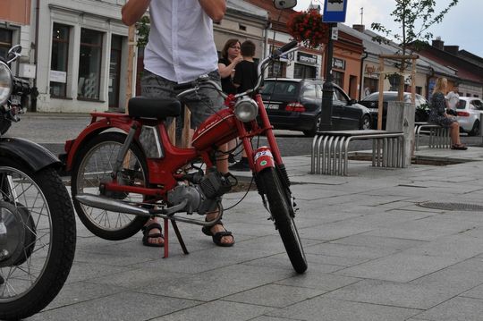 samochody i motocykle i ich kierowcy biorący udział w zlocie samochodowym
