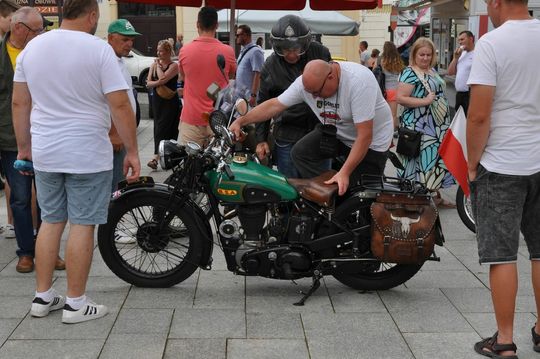 samochody i motocykle i ich kierowcy biorący udział w zlocie samochodowym