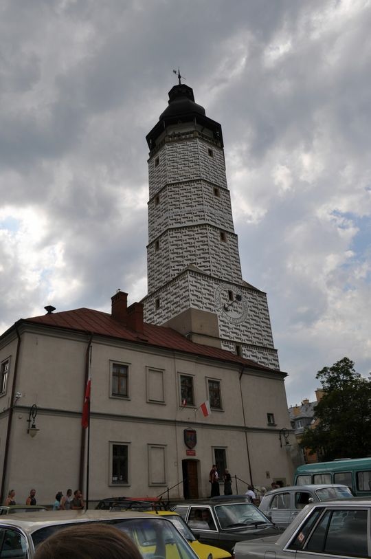 samochody i motocykle i ich kierowcy biorący udział w zlocie samochodowym