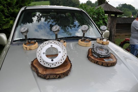 samochody i motocykle i ich kierowcy biorący udział w zlocie samochodowym