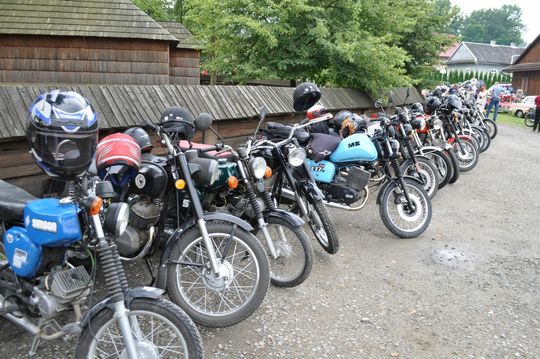samochody i motocykle i ich kierowcy biorący udział w zlocie samochodowym