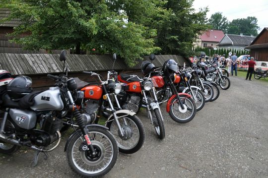 samochody i motocykle i ich kierowcy biorący udział w zlocie samochodowym