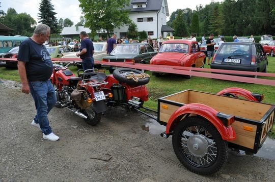 samochody i motocykle i ich kierowcy biorący udział w zlocie samochodowym