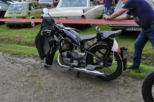 samochody i motocykle i ich kierowcy biorący udział w zlocie samochodowym