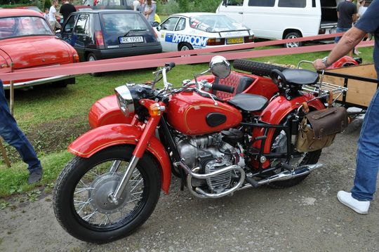 samochody i motocykle i ich kierowcy biorący udział w zlocie samochodowym