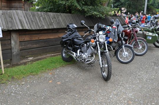 samochody i motocykle i ich kierowcy biorący udział w zlocie samochodowym