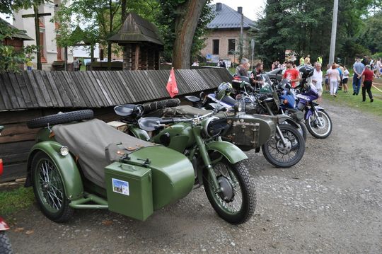 samochody i motocykle i ich kierowcy biorący udział w zlocie samochodowym